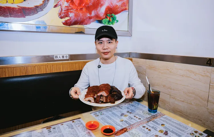 蕭秉治喜歡香港美食。相信音樂提供