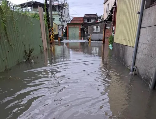 屏東暴雨多處淹水　居民哀號「為何還不停班課？」