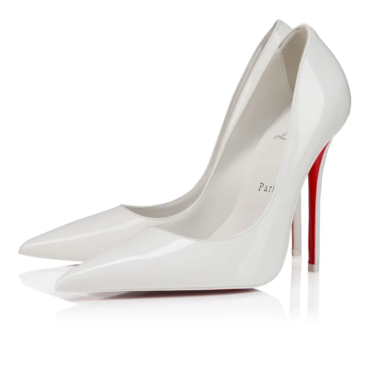 杜娃黎波的婚鞋選擇Christian Louboutin經典Miss Z款式。品牌提供