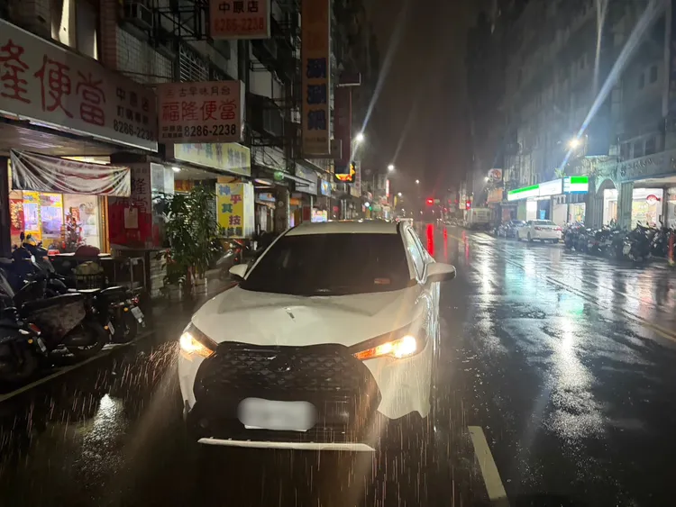 肇事白色休旅車引擎蓋凹陷。翻攝畫面