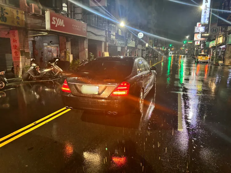 黑色賓士車接著又輾過老翁。翻攝畫面