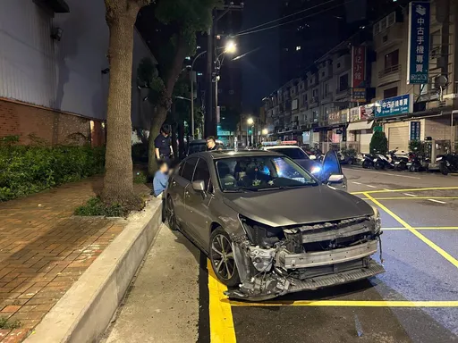 毒駕男撞車落跑！車頭全毀違停路邊露餡　平鎮警攔查快篩陽性遭收押