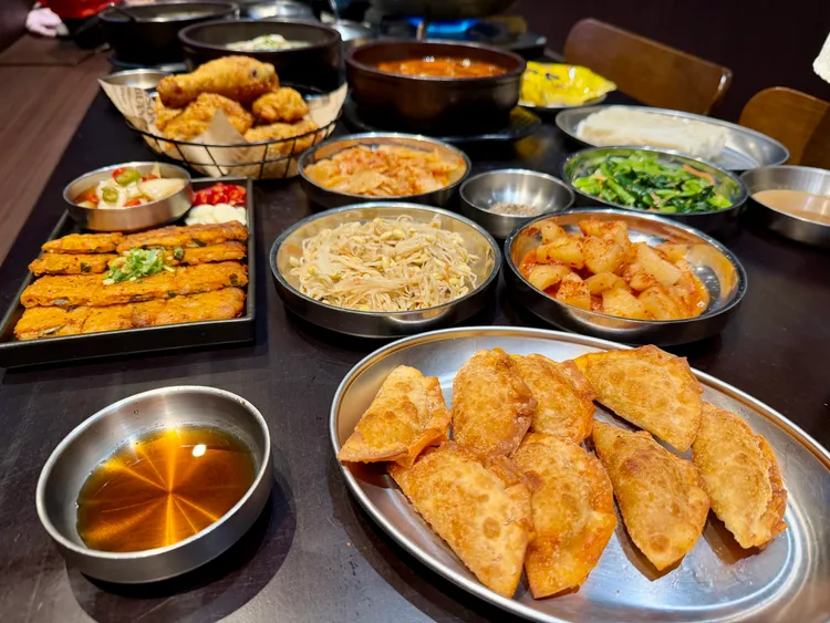 「解酒煎餃子」（右前）以牛肚湯的涼拌料搭配蔬菜入餡。莊偉祺攝