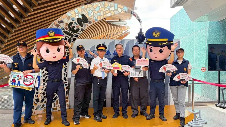 鐵警刑大舉辦識詐宣導，邀請知名水墨畫家陳士侯公益授權鍾馗畫作，並製作端午限定500把「鍾馗斬詐扇」及570個「平安香包」配發。翻攝畫面