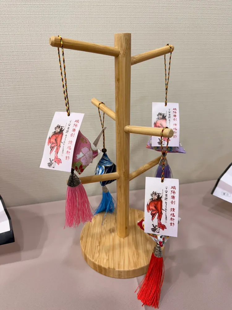 鐵警刑大舉辦識詐宣導，邀請知名水墨畫家陳士侯公益授權鍾馗畫作，並製作端午限定500把「鍾馗斬詐扇」及570個「平安香包」配發。翻攝畫面