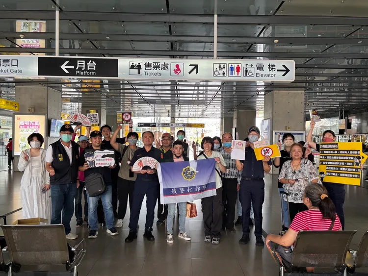 鐵警刑大舉辦識詐宣導，邀請知名水墨畫家陳士侯公益授權鍾馗畫作，並製作端午限定500把「鍾馗斬詐扇」及570個「平安香包」配發。翻攝畫面