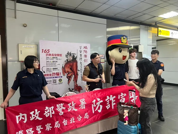 鐵警刑大舉辦識詐宣導，邀請知名水墨畫家陳士侯公益授權鍾馗畫作，並製作端午限定500把「鍾馗斬詐扇」及570個「平安香包」配發。翻攝畫面