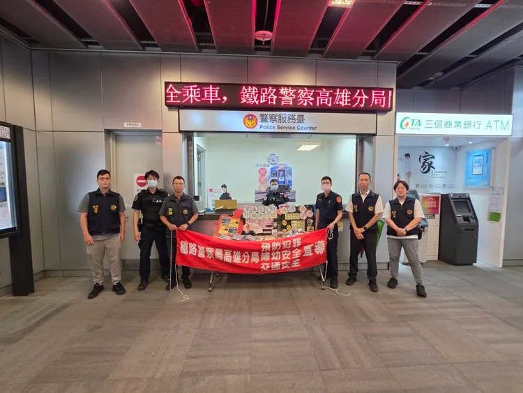 鐵警刑大舉辦識詐宣導，邀請知名水墨畫家陳士侯公益授權鍾馗畫作，並製作端午限定500把「鍾馗斬詐扇」及570個「平安香包」配發。翻攝畫面