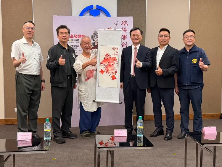 鐵警刑大舉辦識詐宣導，邀請知名水墨畫家陳士侯公益授權鍾馗畫作，並製作端午限定500把「鍾馗斬詐扇」及570個「平安香包」配發。翻攝畫面