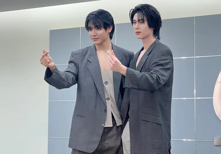 Joong（左）、Dunk比出手指愛心。陳薇安攝