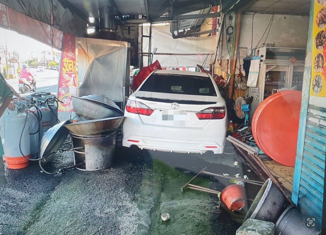 高雄男酒駕上路 擦撞機車再衝進店面 內門「總舖師手路菜」遭殃
