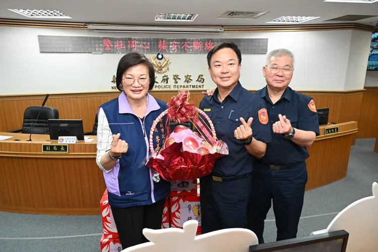 新北市社會局贈送象徵平安的蘋果，共同慶祝「警社同心 蘋安不斷線」。翻攝畫面