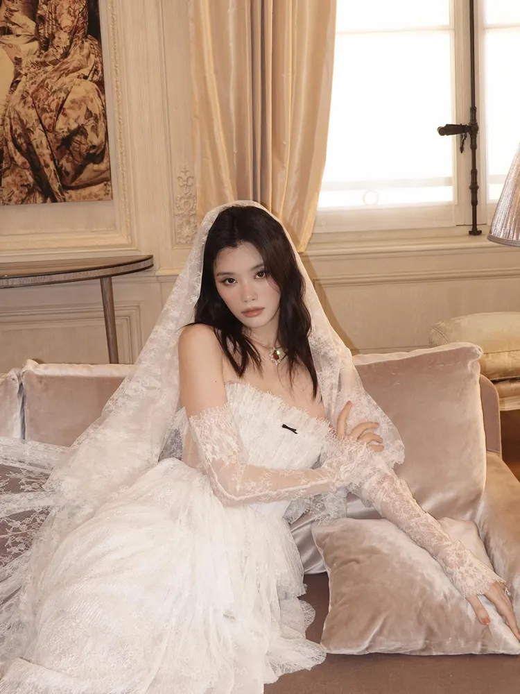 奚夢瑤小紅書另外釋出未公開亮相的婚紗造型。翻攝奚夢瑤小紅書