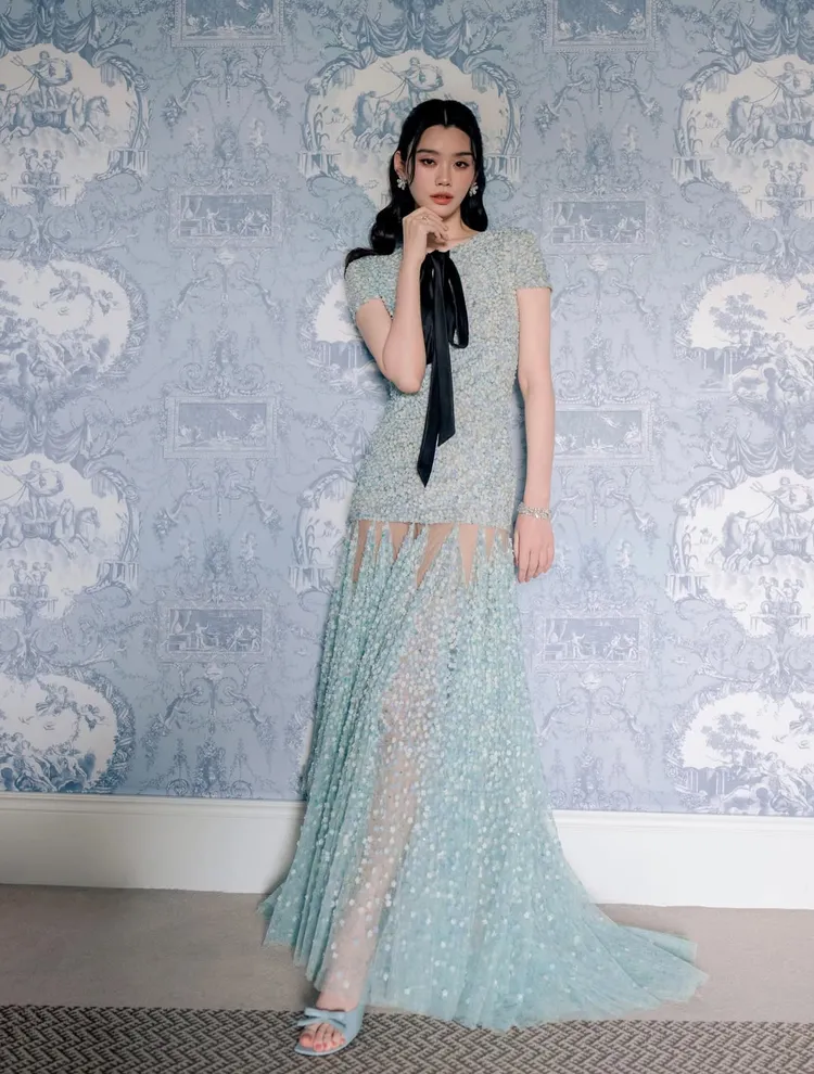 奚夢瑤在迎賓酒會穿DIOR 2026春夏系列禮服，搭配總重超過100克拉、價值約2億元台幣的GRAFF典藏珠寶。翻攝奚夢瑤IG