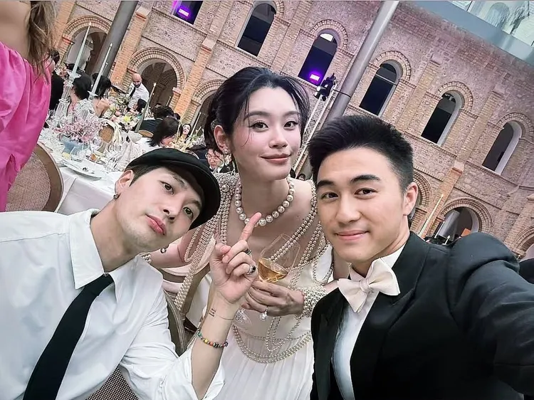 王嘉爾（左起）飛到法國吃奚夢瑤、何猷君的喜酒；奚夢瑤戴的珍珠項鍊是婆婆出借給她。翻攝王嘉爾IG