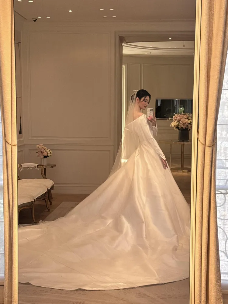 奚夢瑤的結婚禮服是DIOR新任創意總監Jonathan Anderson上任後首套訂製大作。翻攝奚夢瑤小紅書