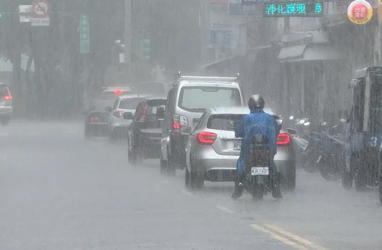 台北市下豪雨，市區多處出現積淹水情形，北市府緊急將災害應變中心由三級提升至二級開設。攝影中心