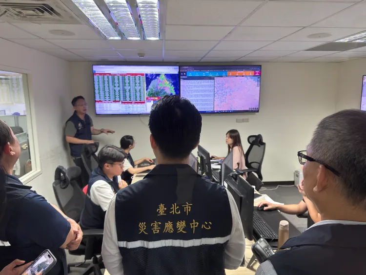 蔣萬安進駐災害應變中心坐鎮。北市府提供