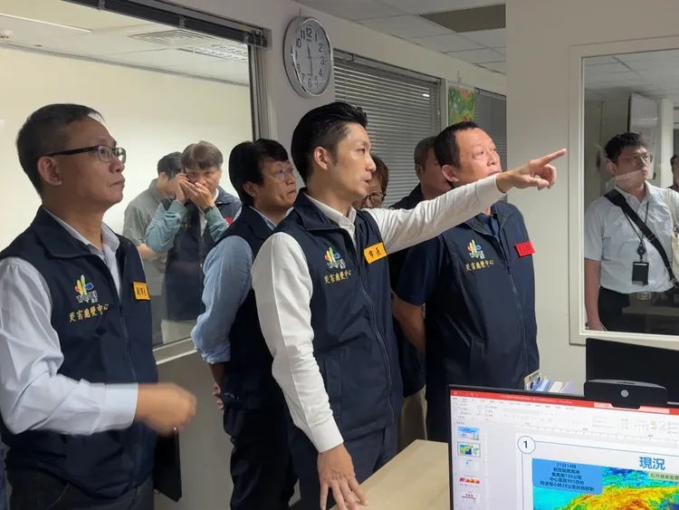 蔣萬安進駐災害應變中心坐鎮。北市府提供