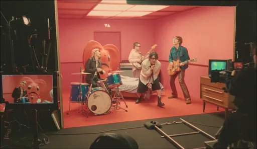 go!go!vanillas難忘台式火鍋喊話7月來吃　貝斯手拍MV「真被打飛」　