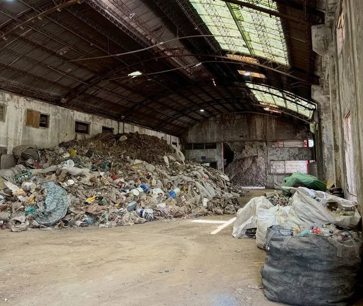 現場堆置營建廢棄物。桃園地檢署提供