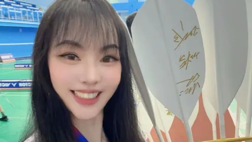 女星許嘉容包彩粽贏得好彩頭　明星羽球賽登場抱回獎盃