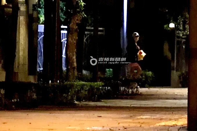 2026/6/20，謝女10多分鐘後，熟門熟路悄悄從「信義富邦」後門溜走。特勤中心攝