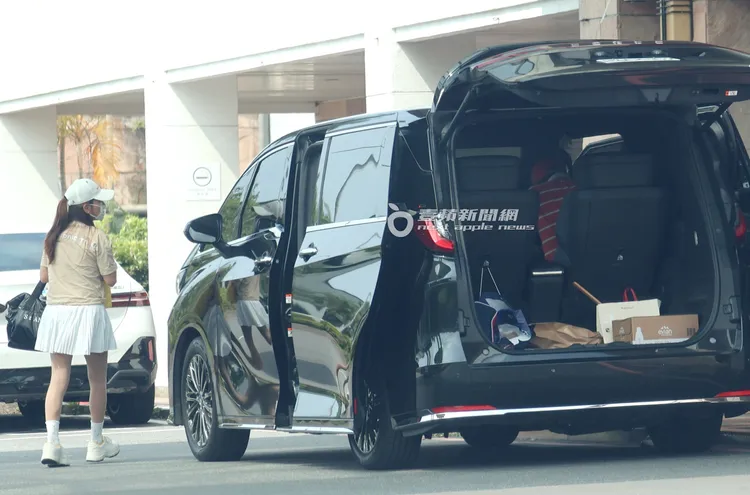 2026/6/20，謝女（左）在大溪球場大廳率先下車，郭董則在車內做準備。特勤中心攝
