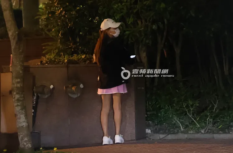 2026/6/20，謝女從郭董舊家後門溜走，在路邊等多元計程車。特勤中心攝