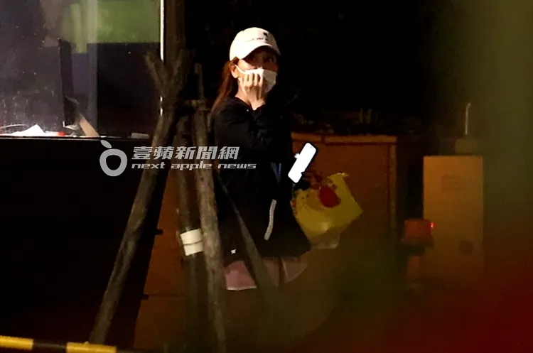 2026/6/20，謝女從郭董舊家後門離開，走暗巷到附近豪宅叫多元計程車。特勤中心攝