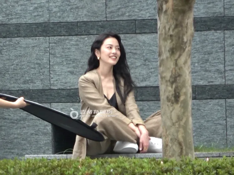 喻虹淵小露事業線，笑容甜美專業擺拍。特勤中心攝