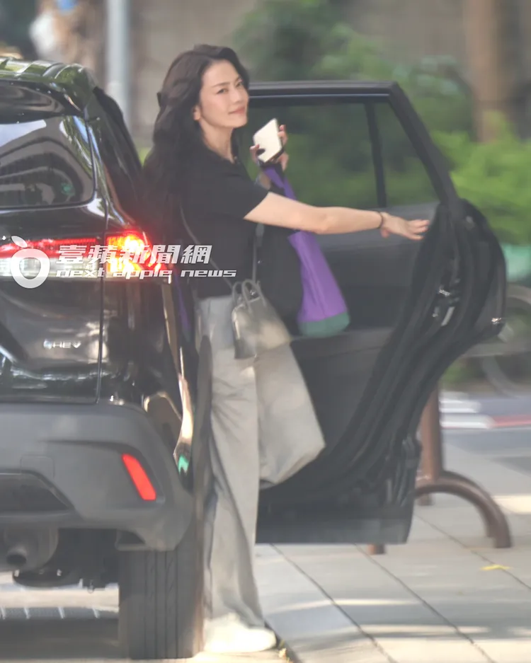 喻虹淵接女兒下課搭多元計程車返家。特勤中心攝