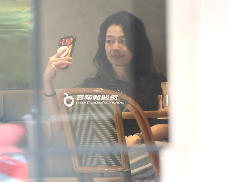 喻虹淵換好休閒服，坐下來自拍美照。特勤中心攝