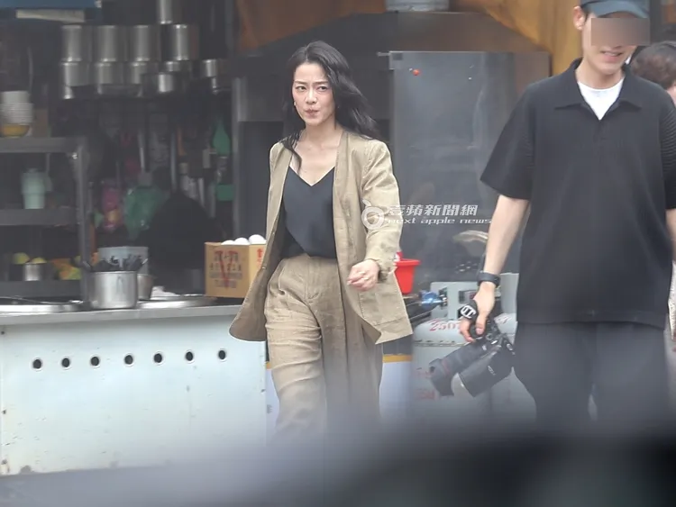 喻虹淵（左）和工作人員走出「富女咖啡公司」準備去街拍。特勤中心攝