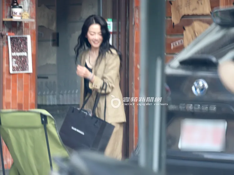 拍攝工作結束後，喻虹淵獨自搭多元計程車離開。特勤中心攝