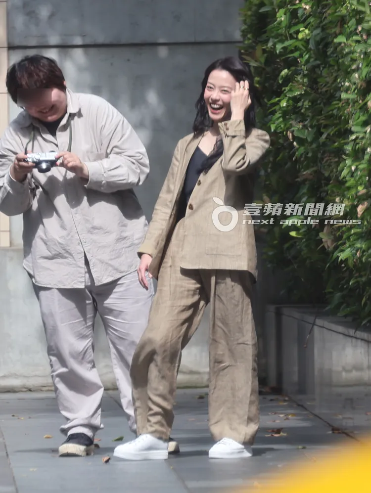 喻虹淵即興跳起江南大叔騎馬舞笑開懷。特勤中心攝