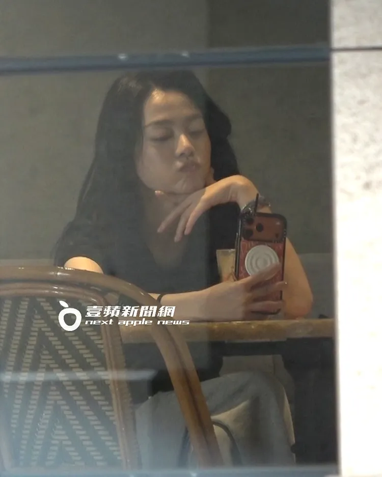 喻虹淵獨自到網美咖啡廳，先來張嘟嘴自拍，十分可愛。特勤中心攝