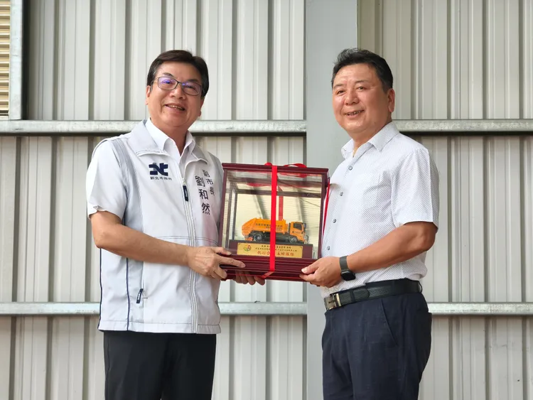 副市長劉和然代表市府受贈，並特別回贈1座「按原車比例縮小32倍」的模型感謝座。環保局提供