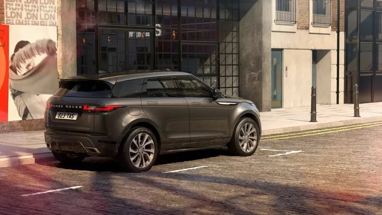 全新Range Rover Evoque Hoxton Edition外觀採用Platinum Atlas專屬外觀套件，包括前後車型字樣、車側通風口、前下進氣口飾條，以及引擎蓋通風飾件與排氣管飾框等細節，皆以專屬主題配色呈現。搭配全新 20 吋專屬造型輪圈、車門下緣車型銘牌與Hoxton Edition專屬迎賓燈設計，巧妙突顯車型獨有身分。原廠照片
