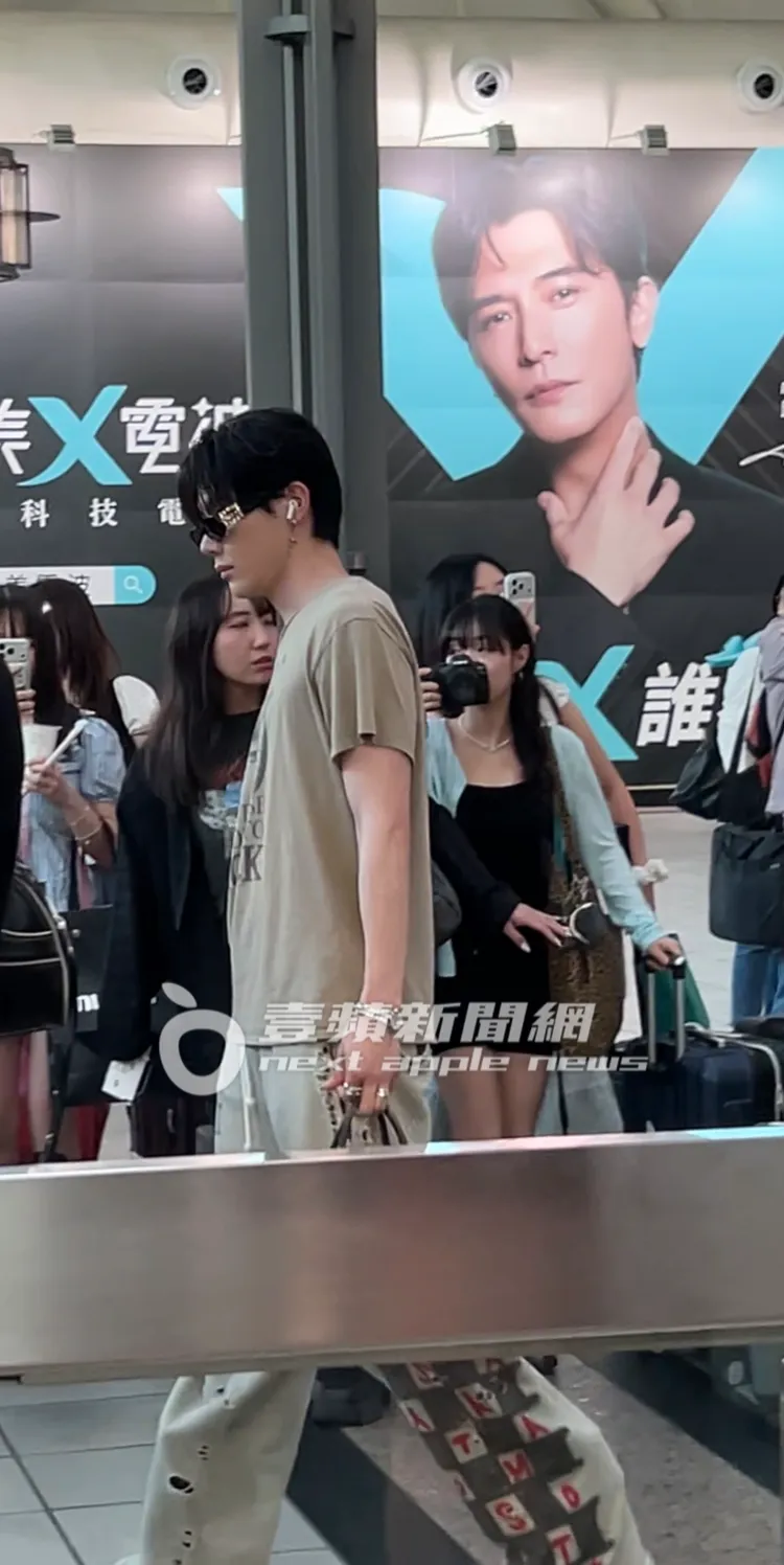 NICHOLAS（王奕翔）進站，吸引粉絲搶拍。讀者提供