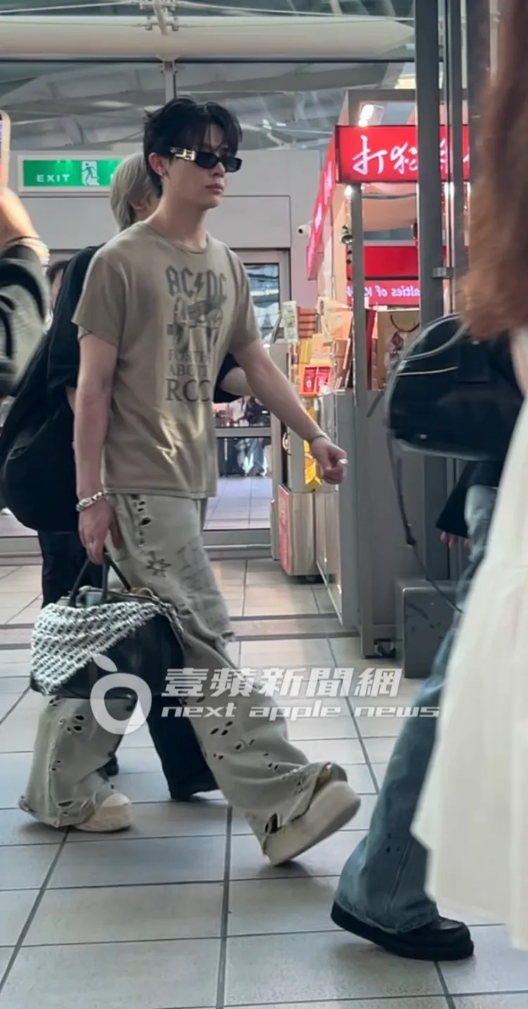NICHOLAS（王奕翔）戴著墨鏡，搭配短袖上衣、有型潮褲，不愧是&TEAM的時尚隊長。讀者提供