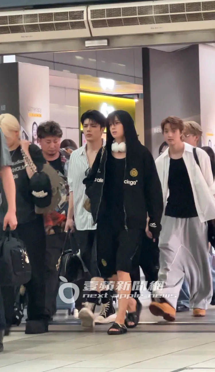 &TEAM唱完MIXPOP拼盤演唱會後，下午5點45分現身左營高鐵站。讀者提供