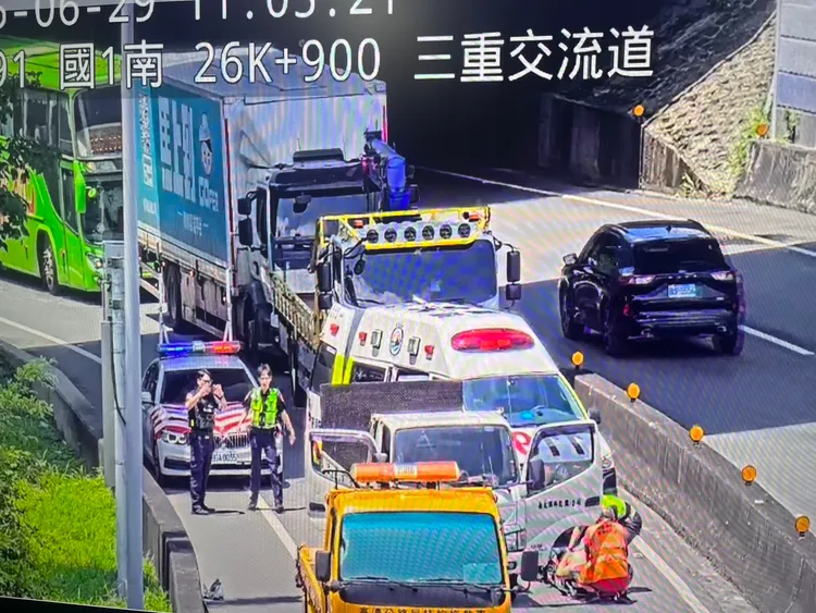 劉姓駕駛突發身體不適，將車停在三重匝道上後陷入昏迷。翻攝畫面