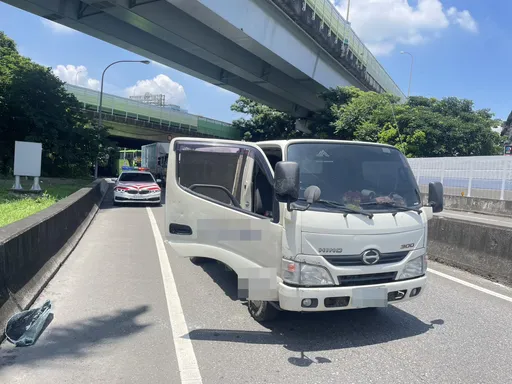 國1三重匝道男駕駛昏迷停路中　警消破窗救援送醫搶救中