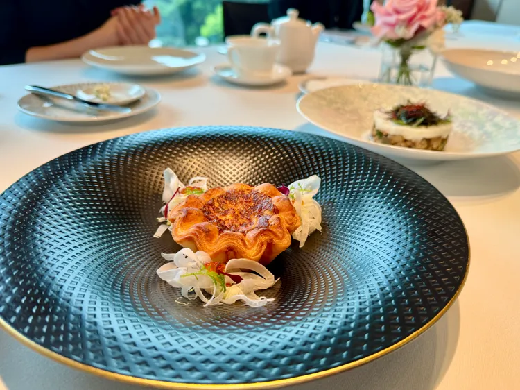 前菜「帝王蟹千層塔 鮭魚卵 水耕野菜 檸檬油醋醬汁」。莊偉祺攝