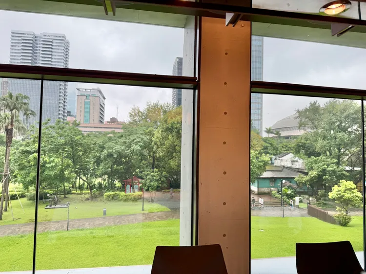 「In Between之間餐廳」店內可一次看見台北大巨蛋、台北101等地標景觀。莊偉祺攝