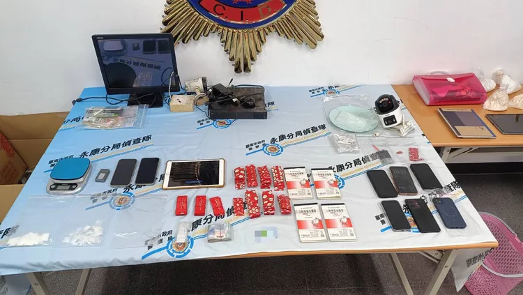 警方在店內起出毒品咖啡包，又在丁男住處找到毒品原料。警方提供