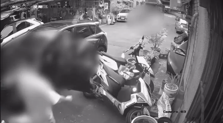 葉男毒駕撞倒多輛機車。翻攝照片