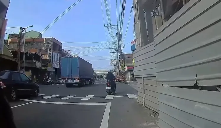 法官認為本案肇因在於被害人違規闖紅燈穿越馬路，一審判決聯結車司機無罪。資料照片