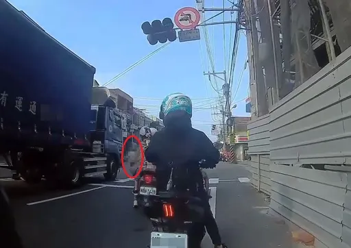 行人過馬路遭綠燈起步聯結車撞死　司機辯「看不到人」一審判無罪